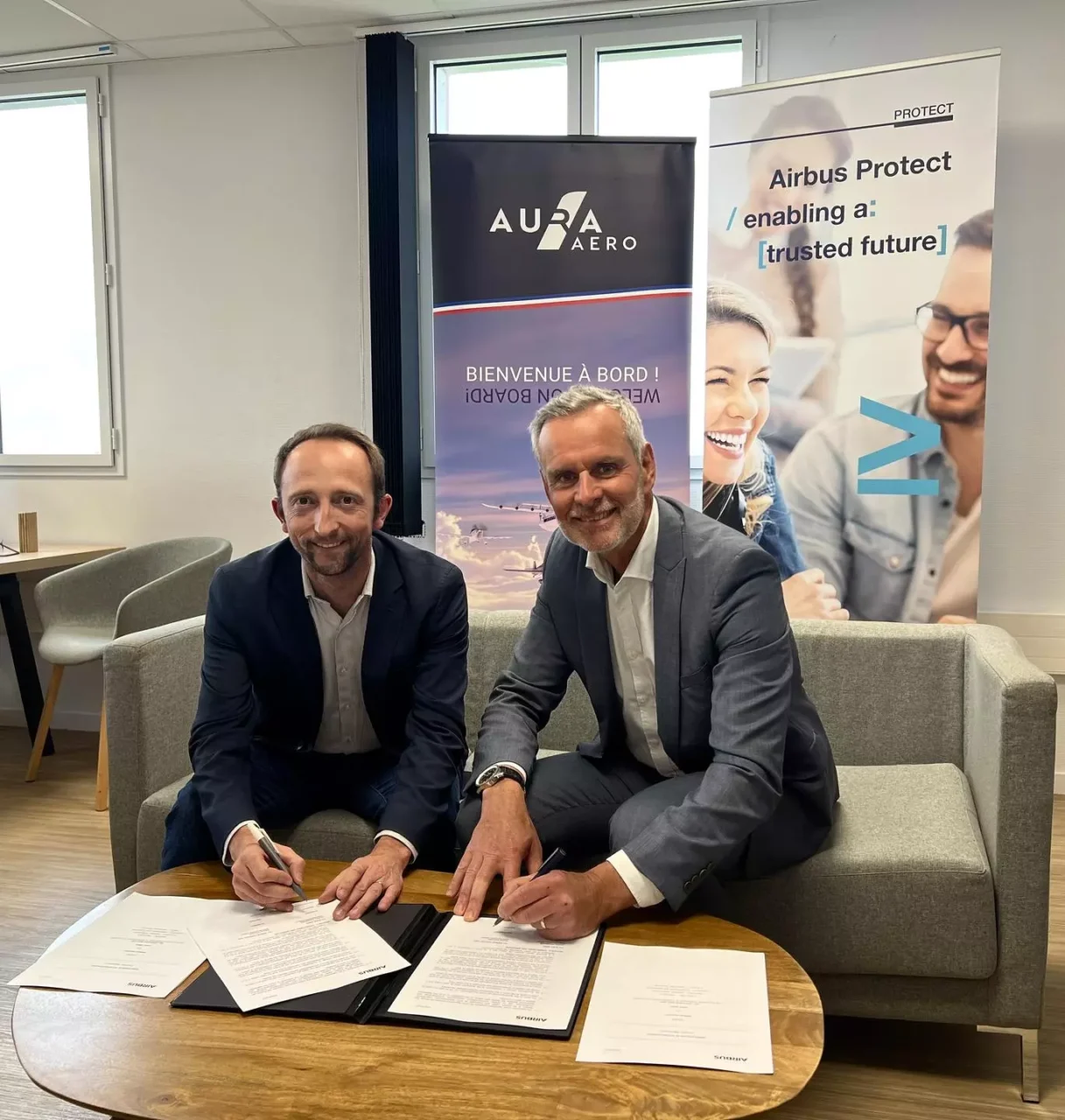 Jeremy Caussade, CEO of AURA AERO, and Thierry Racaud, CEO of Airbus Protect, sign a cooperation agreement in view of the certification of ERA.