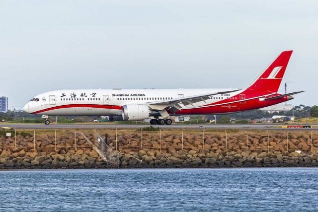 Shanghai Airlines Boeing 787-9 Dreamliner