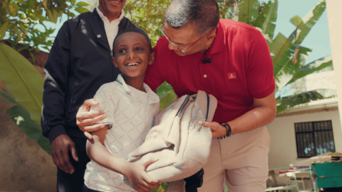 Emirates Country Manager participates in the Aircrafted KIDS campaign in Ethiopia