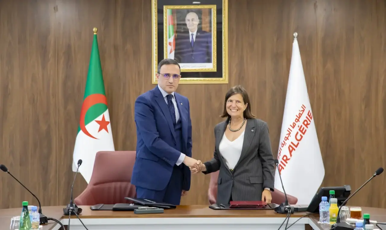 Hamza Benhamouda, CEO of Air Algérie and Nathalie Tarnaud Laude, CEO of ATR at the signing event for 16 ATR76-600 turboprops